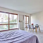 Spacious Studio 30M2 *** 17 Arrondissement ***